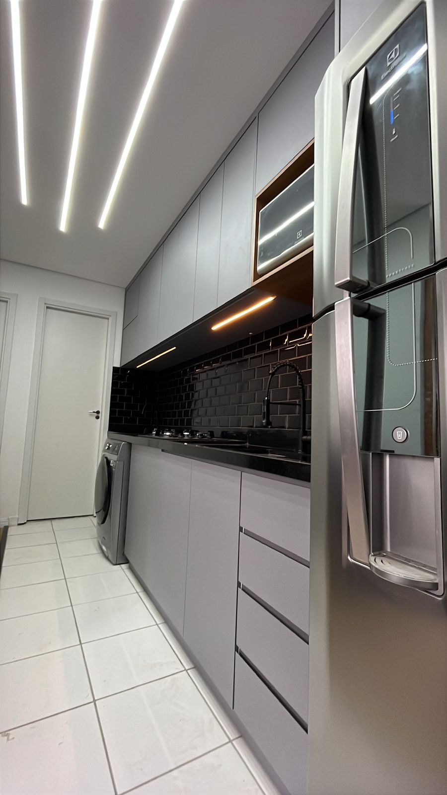 Oficina de marcenaria Casa Mapla com detalhe de acabamento em madeira